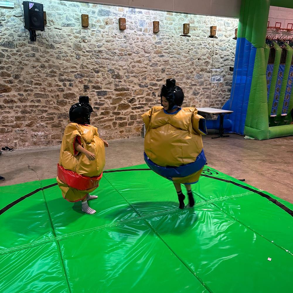 Photo Kermesse avec costumes de sumo enfant à Sorgues (84)