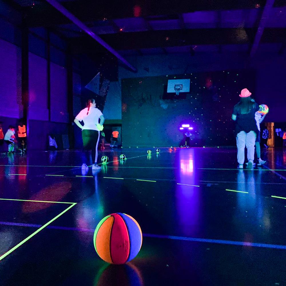 Photo Animation Basket Fluo dans un gymnase en Vaucluse (84)